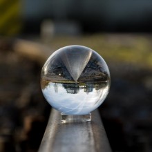 Industriegebiet durch eine Glaskugel gesehen