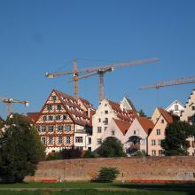 Historische Altstadt in Ulm mit Baukränen im Hintergrund