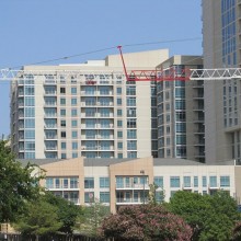 Baukran in einem Wohngebiet