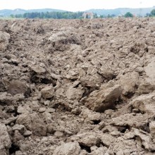 Aufgelockerter Boden einer Ackerfläche