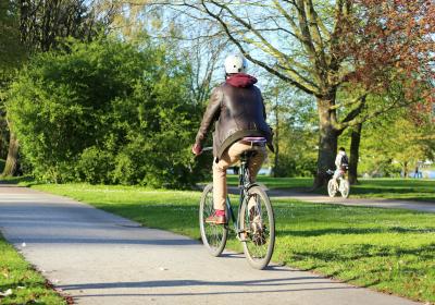 Fahrradweg in Hamburger Grünfläche Fahrradweg in Hamburger Grünfläche