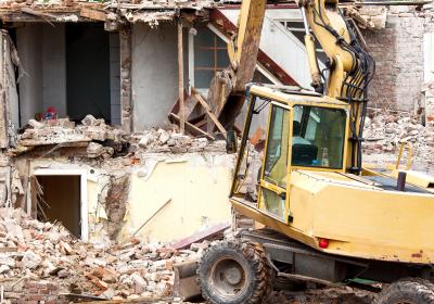 Hier entsteht bald neuer Wohnraum Abriss eines Hauses mit einem Bagger