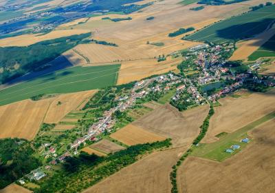 Luftbild mit Dorf und Ackerflächen Luftbild mit Dorf und Ackerflächen
